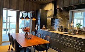 Modern Stuga Med Ski Lodge Kaensla
